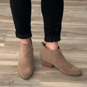 CROWN VINTAGE | Natural | Tan | Suede SlipOn | Block Heeled Booties | Size 8.5